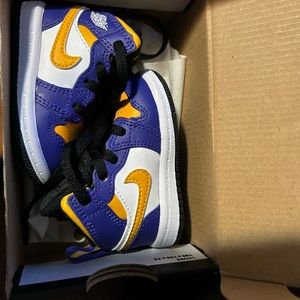 Air jordan mid lakers